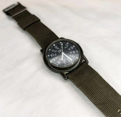 Reloj Timex Camper estilo militar vintage para mujer 32 mm marrón Macgyver  Foto 1 de 4