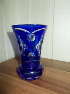 Petit vase en cristal doublé couche bleu taillé  H:12 cm - Picture 1 of 5