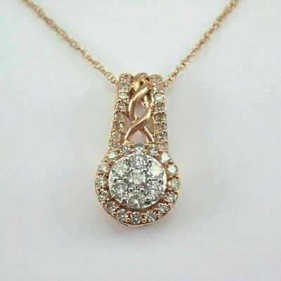 Collar colgante con halo enchapado en oro rosa de 14 k con racimo de diamantes creado en laboratorio Foto 1 de 4