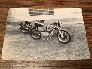 MV AGUSTA 750 FOTOGRAFÍA DEPORTIVA ORIGINAL DEL DISTRIBUIDOR DE ESTADOS UNIDOS MOTORES COSMOPOLITAS - Imagen 1 de 1