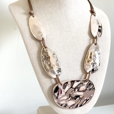 Nuevo con etiquetas Collar Style & Co. Tono Dorado Grueso Martillado Modernista Declaración Foto 1 de 4