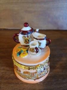 Vintage Trinket Box With Asian Theme Hinged - Picture 1 of 7