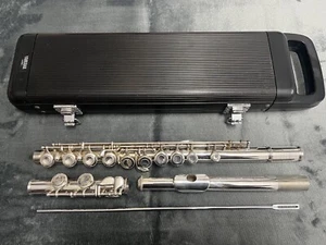 BEAUTIFUL YAMAHA YFL 211S FLUTE. LITTLE USE. STUNNING. D’ CASE 152*** SERIAL - Picture 1 of 13
