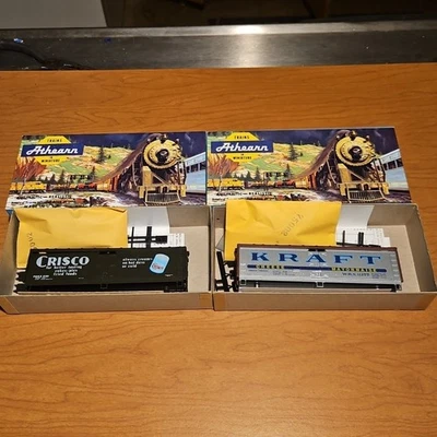 Lot (2) Athearn HO Kits 5204 / 5205 40' Billboard Reefer Box Cars Crisco & Kraft - Image 1 of 4