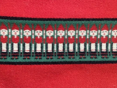 Excelente Vintage ~ LÃ VERMELHA NATAL Tecido com GNOMOS ELFOS ~ Corredor de Mesa - Imagem 1 de 4