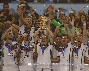 GERMANY & MAN UNITED:BASTIAN SCHWEINSTEIGER SNED 10x8 WORLD CUP TROPHY PHOTO+COA - Picture 1 of 1