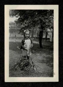 INSTANTÁNEA FOTO ANTIGUA/VINTAGE SONRIENTE FELIZ DE ESTAR EN LAS FLORES - D694 - Imagen 1 de 1