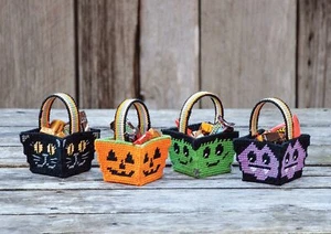 Mary Maxim Halloween Baskets Plastic Canvas Kit - Imagen 1 de 1