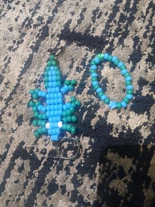 Axolotl Amphibie Pony Perlen Schlüsselanhänger Kunststoff Handarbeit blau grün mit Armband  - Bild 1 von 5