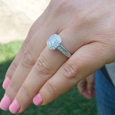 Anillo de compromiso de oro blanco macizo de 14 k con halo nupcial de diamantes talla cojín 1,40 ctw Foto 1 de 4