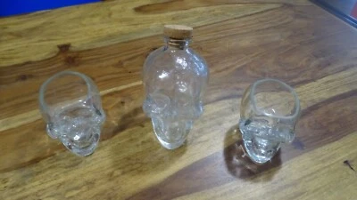 LOT SERVICE RHUM VERRE TETE MORT CARAFE PIRATE CARAIBES DEAD MAN SKULL HEAD BIER - Photo 1/4