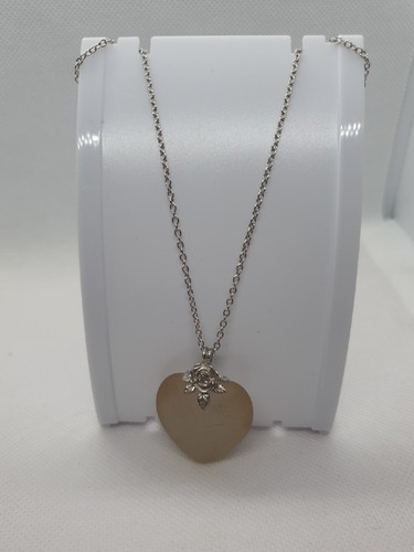 OFF WHITE Catena tono argento con ciondolo cuore in vetro bianco sporco