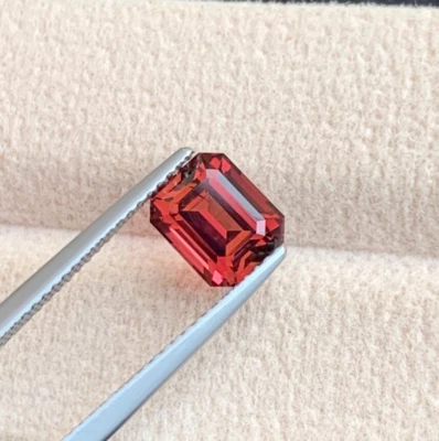 Turmalina naranja rojiza de África de 1,95 quilates - Forma esmeralda Foto 1 de 4