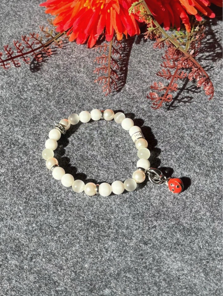 Weißes Perlenarmband mit Anhänger von Fossil Schmuck - Bild 1 von 4