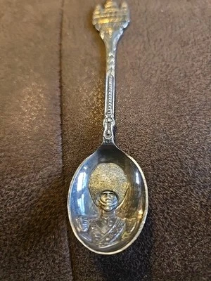 Cuchara de plata chapada vintage para celebrar Inglaterra y la Guardia Real Foto 1 de 2