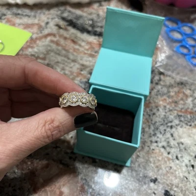 Conjunto de piedras redondas de eternidad de piedra redonda de circonita cúbica en micro piedras. Foto 1 de 4