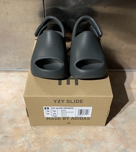 Adidas Yeezy Slide Onyx bambini neonati 7K UK 7 US nuove etichette scatola originale.