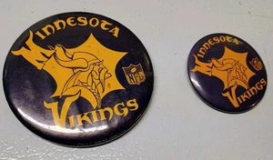 Pulsanti pinback giganti 6" e 3" calcio NFL Minnesota Vikings vintage anni 60 70 - Foto 1 di 2