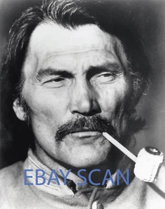 Jack Palance #488 s/w 8x10 Foto HÜBSCHE NAHAUFNAHME mit Pfeife - Bild 1 von 1