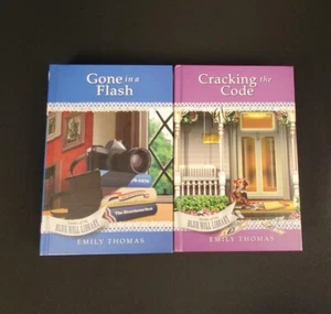 Lot of 2: Secrets Of The Blue Hill Library By Emily Thomas Guideposts #7 & #11 - Bild 1 von 7
