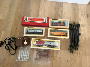 BACHMANN HO SCALE SANTA FE LOCO #307 4 Wagen Trafo & Zubehör Sruckers Car - Bild 1 von 10