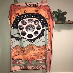 Stunning ‘the Moon’ Tapestry - Picture 1 of 2