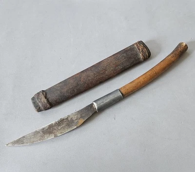 ¿Cuchillo de bota antiguo? Funda de madera y cuero hoja de carbono forjado Foto 1 de 4