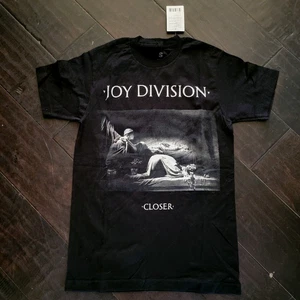MAGLIA JOY DIVISION CLOSE NUOVA CON ETICHETTE nuovo ordine ian curtis camicia grafica URBAN OUTFITTER - Foto 1 di 2