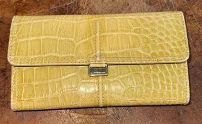 Cartera triple de cuero de cocodrilo imitación verde Liz Claiborne Foto 1 de 4