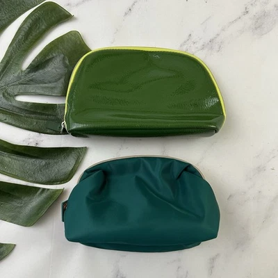 Lote de 2 bolsas de maquiagem cosmética verde-azulado com zíper patenteado La Mer - Imagem 1 de 4