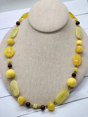 Винтажное ожерелье из желтого акрила и деревянных бусин 24 дюйма с золотистым металлом - Изображение 1 из 4