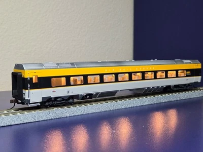 HO Scale Bachmann Siemens Venture, Via Rail Canada Coach 2800, 74505 (READ) - Image 1 of 4