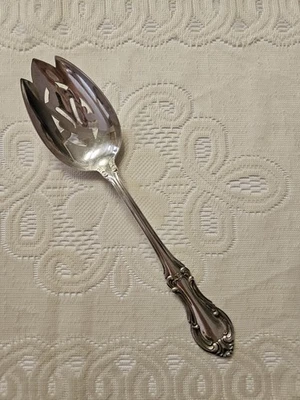 Cuchara para servir de mesa perforada Juana de Arco de plata esterlina internacional de colección.  Foto 1 de 4
