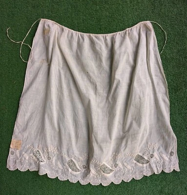 C 1790’S - 1810 DELANTAL DE VESTIDO BLANCO INFANTIL CON BORDADO A MANO TRABAJO BLANCO RICO Foto 1 de 4