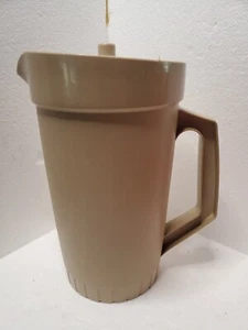 Vintage Tupperware #800 Beige 2 Quart Pitcher w/ White Push Button Lid - Picture 1 of 4
