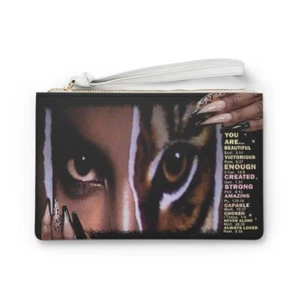 The Barbara McNair Tiger Face and Fingers with Inspirational Words Clutch Bag - Imagen 1 de 6