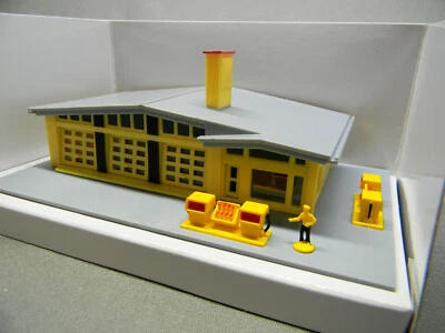 BACHMANN 45904 N SCALE PLASTICVILLE USA GAS STATION building fuel BAC45904 NEW - Image 1 of 4