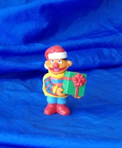 Muppets Plaza Sésamo Ernie con Regalo de Navidad 21/2" Estatuilla Aplausos De Colección  - Imagen 1 de 4