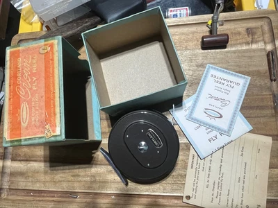 Molinete de pesca vintage Cortland Crown com mosca feito na Inglaterra (26981) - Imagem 1 de 4