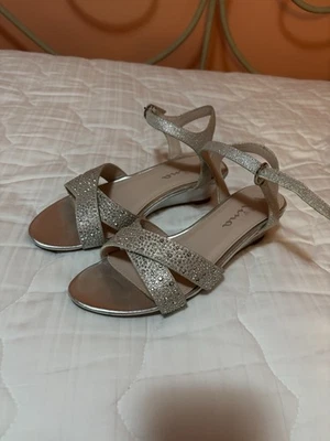 Sandalia de cuña Nina plateada Foto 1 de 4