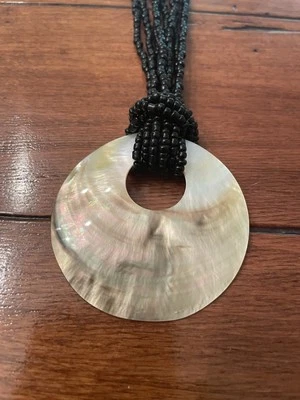 Collar de abulón pedante cadena con cuentas negras Foto 1 de 4