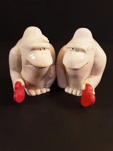 Kersten Bros Gorillas With Red Hearts Salt And Pepper Shakers Produced By Enesco - Picture 1 of 8