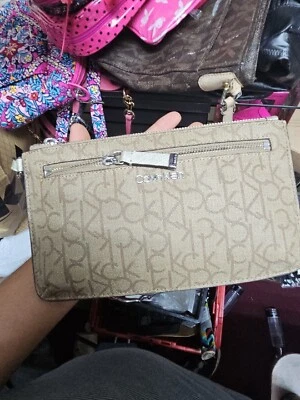 Clutch Calvin Klein item chave zíper superior monograma pulseira H4AGJ1WA MSRP $98.00 - Imagem 1 de 2