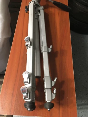 Trípode profesional Velbon VEF-3 fuerte y robusto, listo para disparar Foto 1 de 4