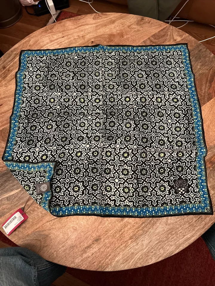 "Bufanda Vince Camuto 24x24"" 100 % seda" Foto 1 de 4