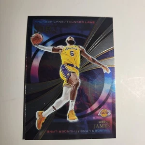 Panini Select 2022-23 - Lebron James - Thunder Lane Green Prizm #2 Lakers - Imagen 1 de 2