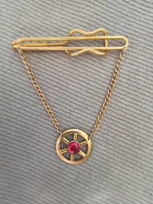 Cierre de corbata de rueda de vagón Hadley MCM de colección tono dorado Foto 1 de 4