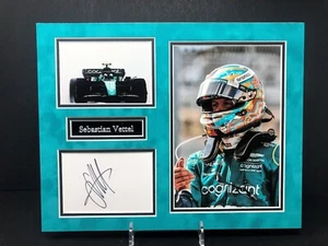 Expositor de fotos Aston Martin F1 montado firmado por Sebastian Vettel 2 + certificado de autenticidad - Imagen 1 de 1