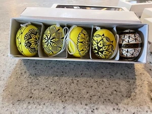 Set of 5 Hand painted, vintage real egg ornaments. Lot 4 - Picture 1 of 4