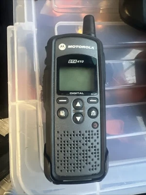 Motorola DTR410 Digital 2 Way Radio 900MHz Talkie +, Battery, Belt Clip - Image 1 of 4